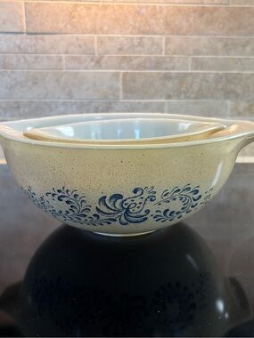 Pyrex Cream and White Glass Mixing Bowl